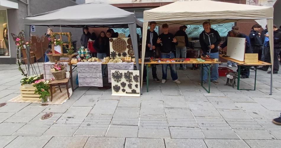 Hier sehen sie die Schüler am Frischemarkt