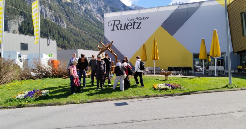 Alle Schüler vor der Bäckerei Ruetz.