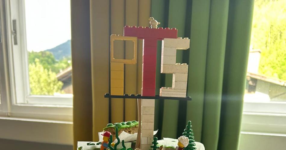 Kuchen in Form von Legosteinen