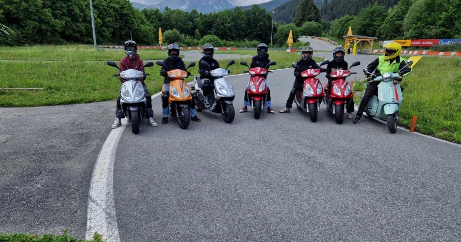 Schüler:Innen stehen mit den Mopeds in einer Reihe
