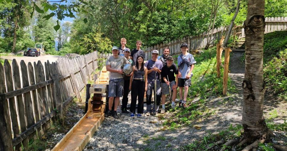 Schüler und Schülerinnen stehen neben ihrem Projekt im Wasserspeielplatz Tarrenz