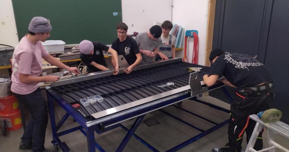 Schüler beim Bau des CNC-Plasmaschneiders