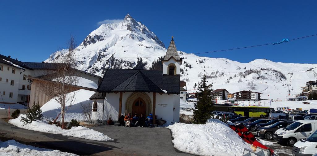 SchülerInnen vor Kapelle und der Silvretta