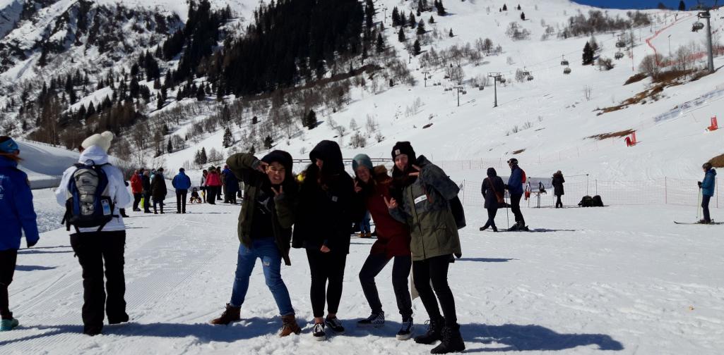 SchülerInnen im Schnee