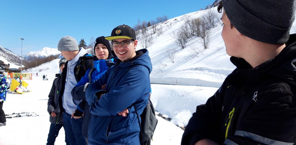 Scheinheiliger Schüler grinst in die Kamera