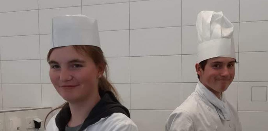 Schülerim mit Exschüler Schülerim mit Exschüler