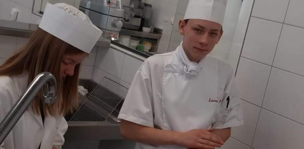 Schülerin bei der Arbeit 1 Schülerin bei der Arbeit 1