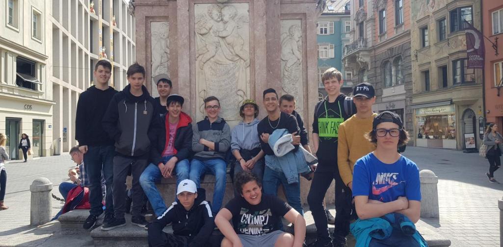 Bau, Holz und Elektronik vor der Annasäule Bau, Holz und Elektronik vor der Annasäule