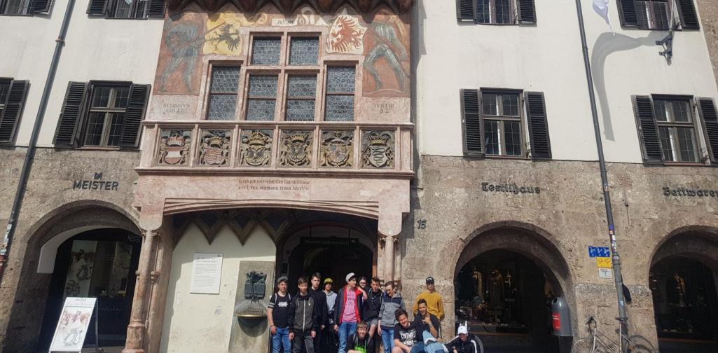 Innsbruck 3 Schüler vor dem goldenen Dachl 2