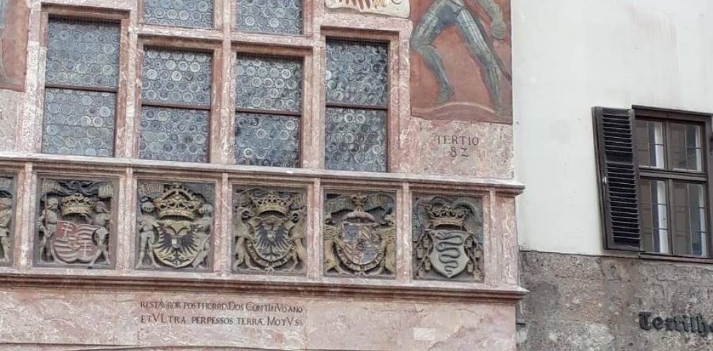 Innsbruckexkursion 4 SchülerInnen vor dem goldenen Dachl