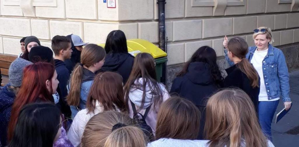 Innsbruckexkursion 3 aufmerksame Schüler und die Stadtfüherin