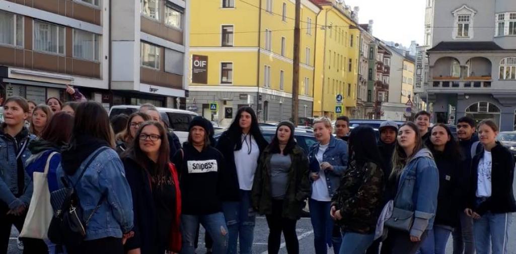 Innsbruckexkursion 2 aufmerksame Schüler und die Stadtfüherin