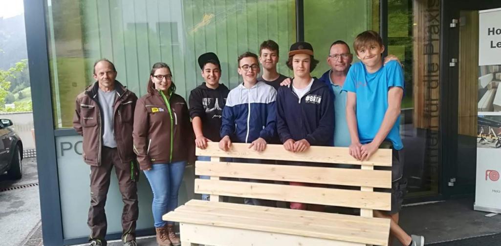 Holztrupp vor Bank mit Firma Ortner 3 Holztrupp vor Bank mit Firma Ortner 3