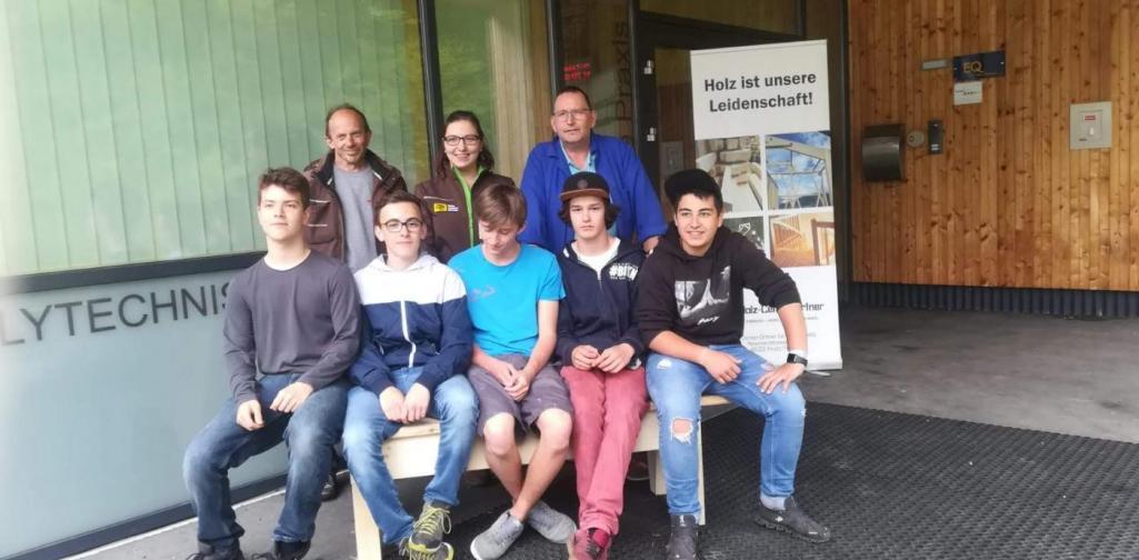 Holztrupp vor Bank mit Firma Ortner 2 Holztrupp vor Bank mit Firma Ortner 2