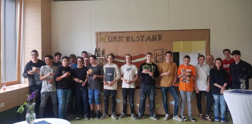 Holztrupp vor Würstelstand Holztrupp vor Würstelstand