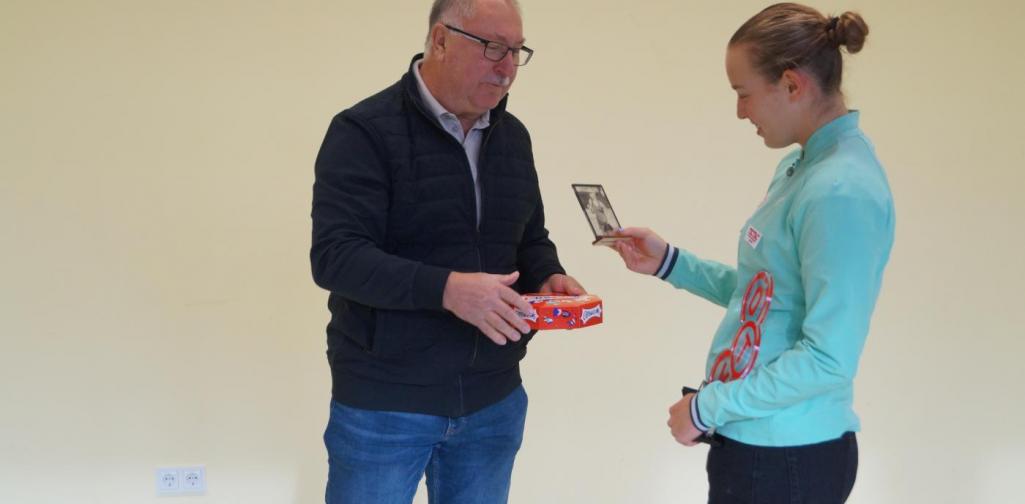 Direktor Fink übergibt Foto